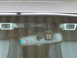 【アイサイトVer2】前方の車両等を検知し、衝突しそうな時は警報で注意を促し、ブレーキを踏む力をサポート。ブレーキを踏めなかった場合は衝突被害軽減ブレーキが作動、衝突回避をサポートします。