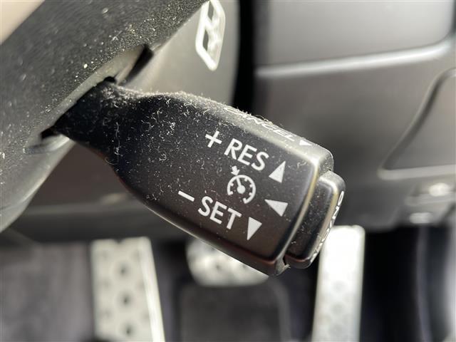 【　クルーズコントロール　】高速道路で便利なクルーズコントロールも装着済み。アクセルを離しても一定速度で走行ができる装備です。加速減速もスイッチ操作でOKです。