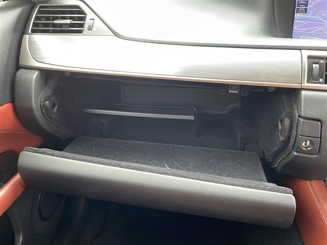 【グローブボックス】よく取り出す物は助手席前のコチラヘ♪収納も十分です♪