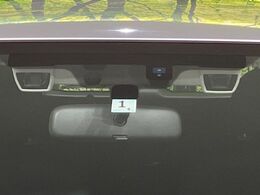 【アイサイトVer2】前方の車両等を検知し、衝突しそうな時は警報で注意を促し、ブレーキを踏む力をサポート。ブレーキを踏めなかった場合は衝突被害軽減ブレーキが作動、衝突回避をサポートします。
