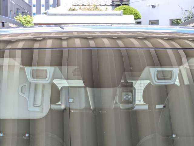 前方の車両等障害物を認識し、追突の危険性が高まったら音や警告灯などで警告し、さらに危険性が高まると自動的にブレーキが作動して衝突回避と被害軽減をアシスト。