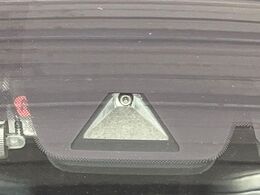 【トヨタセーフティセンス】走行中に前方の車両等を認識し、衝突しそうな時は警報とブレーキで衝突回避と被害軽減をアシスト。より安全にドライブをお楽しみいただけます。