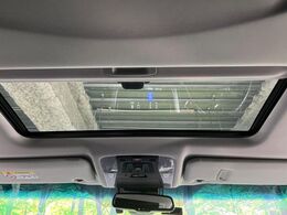 【サンルーフ】開放感たっぷりの希少装備、サンルーフが装着されています！車内に明かりを取り入れたり景色を楽しむ以外にも、車内の空気も簡単に換気できて快適です！
