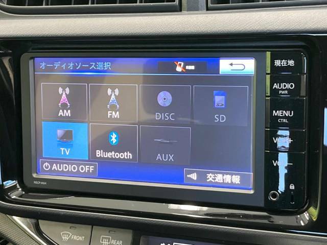 【純正ナビ】人気の純正ナビを装備しております。ナビの使いやすさはもちろん、オーディオ機能も充実！キャンプや旅行はもちろん、通勤や買い物など普段のドライブも楽しくなるはず♪