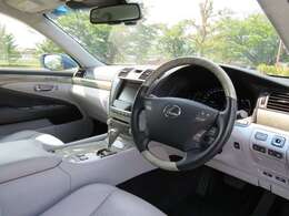 ウォーターホワイトと言う内装です！車内はとてもきれいです。