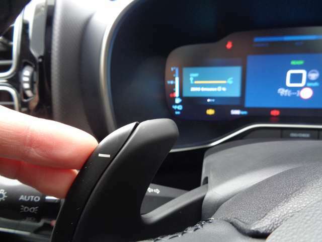 ドライバーの意志を瞬時に伝える、素早いシフト操作が可能なパドルシフトが備わります。
