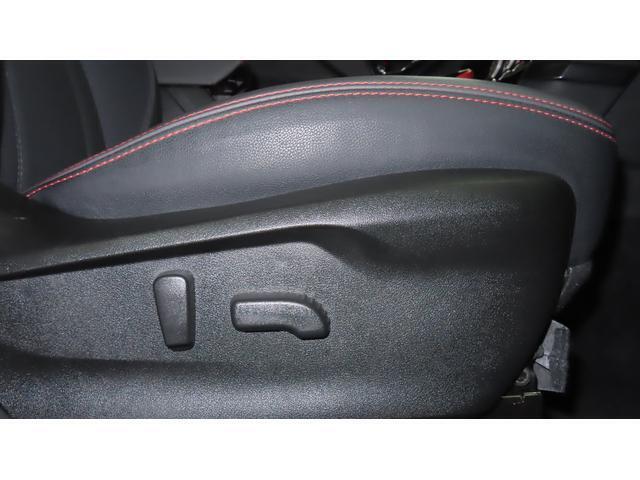 電動シートを装備。お客様に安全に運転頂けるよう座席の位置、座面の上げ下げやリクライニングの加減も細やかな設定を可能にしました。