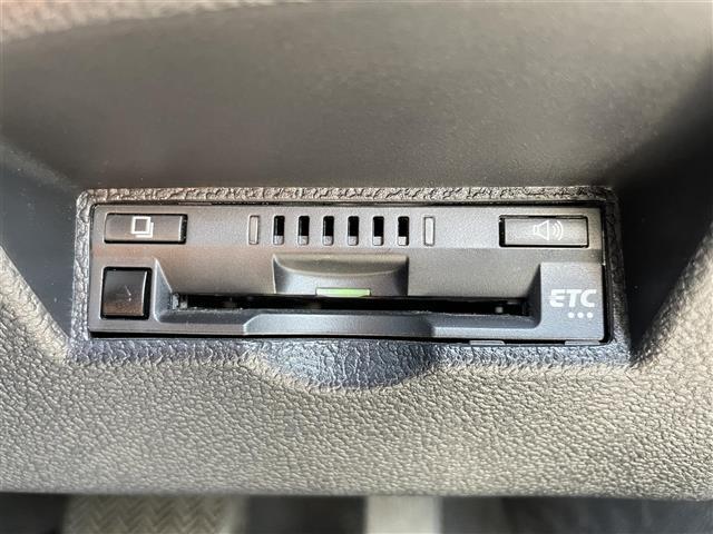 【ETC】有料道路を利用する際に料金所で停止することなく通過できる、ETC車載器（ノンストップ自動料金収受システム機器）が装備されています。セットアップを行うことで利用可能になります。