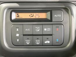 【オートエアコン】一度お好みの温度に設定すれば、車内の温度を検知し風量や温度を自動で調整。暑い…寒い…と何度もスイッチ操作をする必要はありません。快適な車内空間には必須の機能ですね♪
