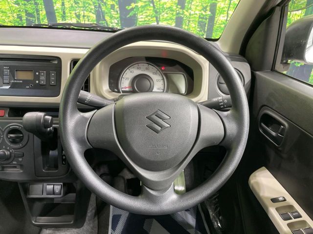 インテリアに合わせたデザインのステアリングは、運転される方のことも考え、運転しやすい形状、大きさです。是非一度、実際に触ってお確かめください。