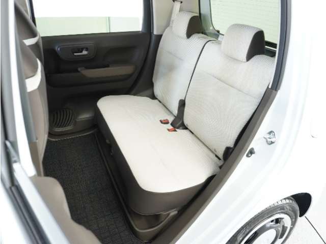 家族やご友人とBBQに行くとき、楽しさは道中の車内から始まっています！このベンチシートに座って、みんなで和気あいあい盛り上がりましょう！