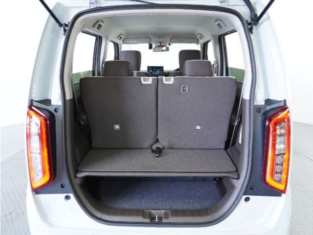 フル乗車でもしっかり荷物を収納出来るラゲッジスペースです。普段の買い物でしたらしっかり積める十分な荷室スペースを確保しています。