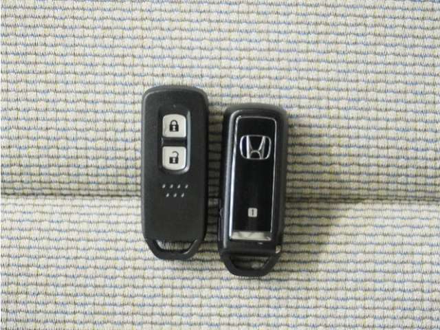 ◆スマートキー◆カギをバッグやポケットに入れたままでもドアロックの開閉ができる『スマートキー』付き！雨天や暗くなってもカギを取り出す必要がなくドアの開錠＆エンジンも始動できます