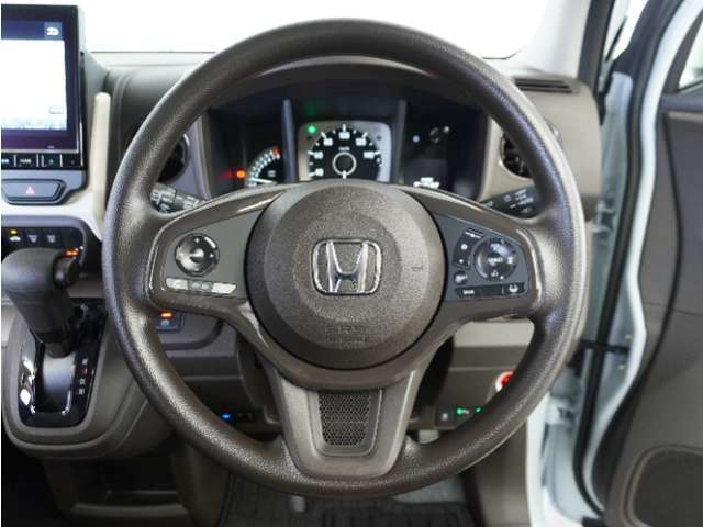【Honda SENSING】 カメラ等装置で精度の高い検知能力を発揮、安全運転を支援します。ステアリング上のコントローラーに注目！