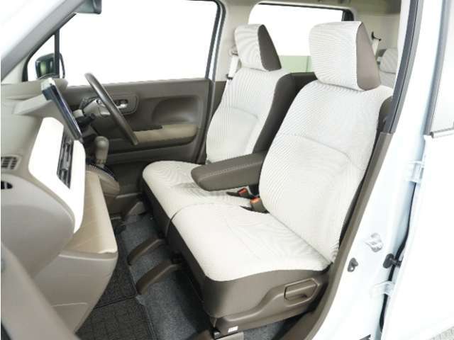 運転席と助手席は足元が繋がっているので自由に行き来しやすいので駐車場が狭いときでも助手席側からスムーズに乗り降りできて便利！