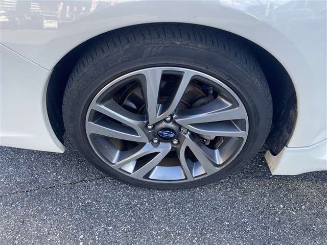 整備工場を併設していますので整備や車検もお気軽にどうぞ♪