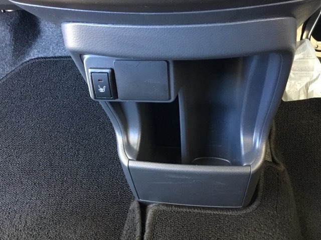 シートヒーター付き！直接体を温めてくれるので寒い日の運転も快適です。