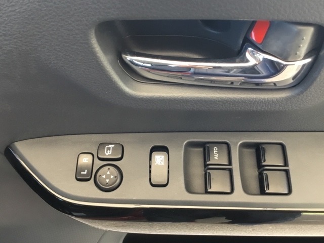 電動格納式リモコンドアミラーと、パワーウィンドウマスタースイッチ等は運転席ドアにあります。