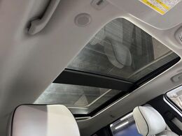 ●ガラスサンルーフ『メーカーオプションとして装着されております。開放感に溢れ、高級感もUP♪ポイントの高い装備です。もちろん動作確認も済ませております。ご安心ください。』