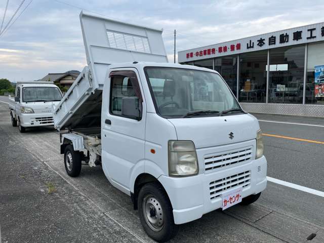 道沿いに見やすい展示場が目印！！掲載車以外にも多数展示中！修理、点検車検のお客様も大歓迎！！3台のリフト完備。