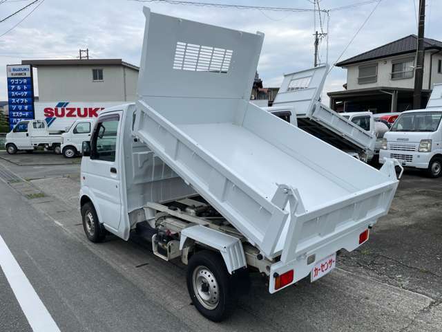 道沿いに見やすい展示場が目印！！掲載車以外にも多数展示中！修理、点検車検のお客様も大歓迎！！3台のリフト完備。