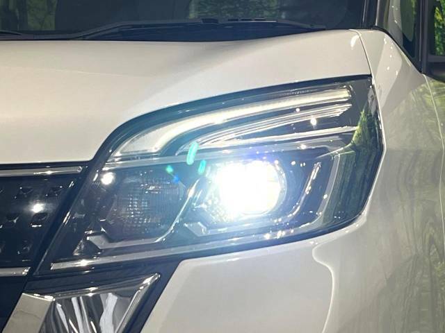 【LEDヘッドライト】悪天候や夜間走行時も良好な視界を確保し安心して運転できる高輝度LEDヘッドライトを装備！点灯速度が早く、消費電力も抑えられています。