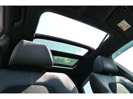 広大なサンルーフ　空とともに走る