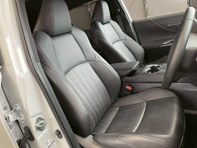 【ハーフレザーシート】を装備しており、車内の高級感がアップしております☆