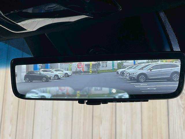 【デジタルインナーミラー】を搭載しております。ミラーの映像により後方確認ができますので、走行中もより正確に後方確認が可能です。