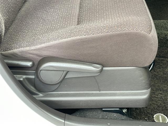 【シートリフター】シートの高さ調節が可能です。適切な高さで運転することで快適に運転ができますね！
