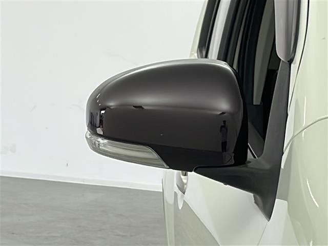 【電動格納ウインカーミラー】付いているだけで高級感のUPするウィンカー内臓サイドミラー♪もちろん見た目だけでなく、対向車からの視認性の向上につながり、安全度もUP♪