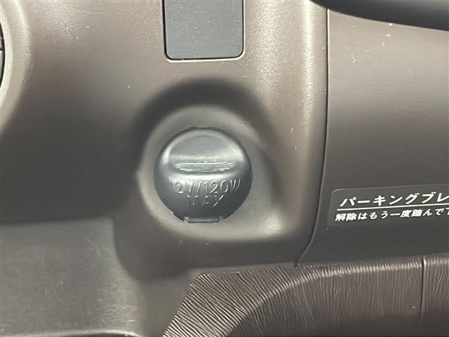 【シガーソケット(アクセサリーソケット)】車内で利用する電気製品の電源として広く利用できます！アダプターを入れることで、スマートフォンの充電なども可能です！