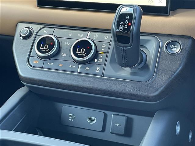 【運転席操作部】『運転席周辺の装備』の画像になります。快適なドライブを楽しむための機能が装備されています！運転席から触れるので使いやすいです！