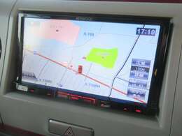 社外ナビが装備されております♪画面もクリアで運転中も確認しやすいです♪フルセグTVとDVDの視聴もお楽しみ頂けます♪ナビがあればお出かけの際も安心です♪