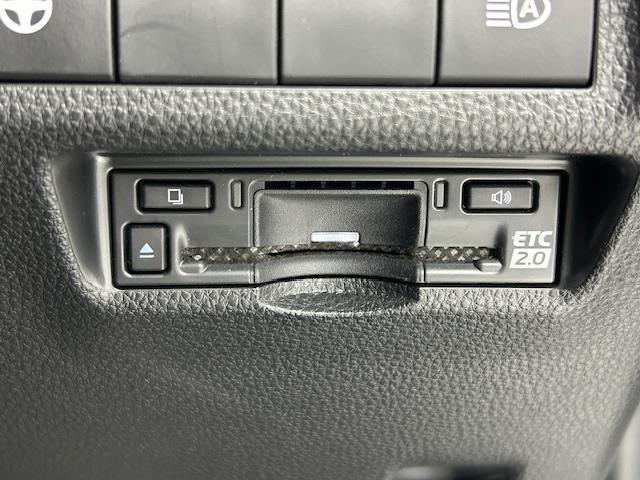【ETC】有料道路を利用する際に料金所で停止することなく通過できる、ETC車載器（ノンストップ自動料金収受システム機器）が装備されています。セットアップを行うことで利用可能になります。