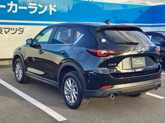 SUVでありながらスポーティなデザインのCX-5はリヤデッキを高くしてトランク容量をキチンと確保。その上でリアウィンドを傾斜させてスタイリッシュなデザインを表現しています。