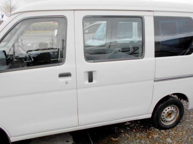 当店でお車ご購入のお客様に限り、新品夏タイヤor冬タイヤ（お好きな方）＆アルミセットを業者流通価格40000円でご提供致します。