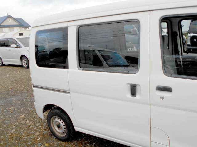 ご成約クーポンとして全車下廻りの錆止め（油性ブラックシャーシ塗装）を納車時無料にて施行致します。自社整備工場＆板金工場完備です。アフターもお任せ下さい！！