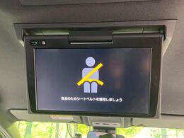 【12.1型フリップダウンモニター】大画面モニターで後席でもエンタメをお楽しみいただけます。小さなお子様にも大人気の装備です♪