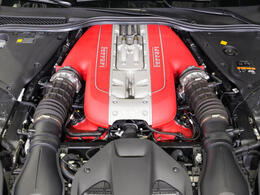 フロントに搭載される6.5L自然吸気V12エンジンは800馬力を発揮し、官能的なサウンドとともに高回転域までスムーズに吹け上がります。