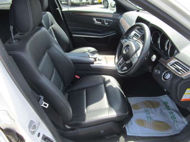 フロントシートもゆったりとしておりますので長距離の運転も疲れにくいです。快適な運転ができます。