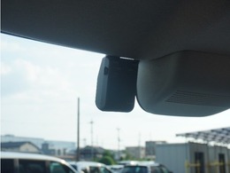 ◆ドライブレコーダー◆映像・音声などを記録する自動車用の装置です。　もしもの事故の際の記録はもちろん、旅行の際の思い出としてドライブの映像を楽しむことができます。