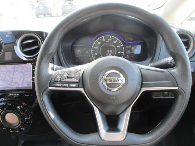 握りやすい形状のD型ステアリングホイール。運転中でも手元でチャンネル切替やボリューム調整ができるステアリングスイッチ付です。