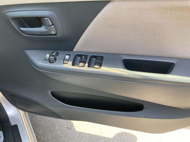 ＜運転席窓操作部＞パワーウィンドウで楽々開閉！