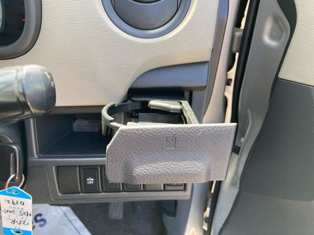 〈運転席ドリンクホルダー〉収納式のドリンクホルダー♪収納式は使用時のみ出せるので便利ですね♪