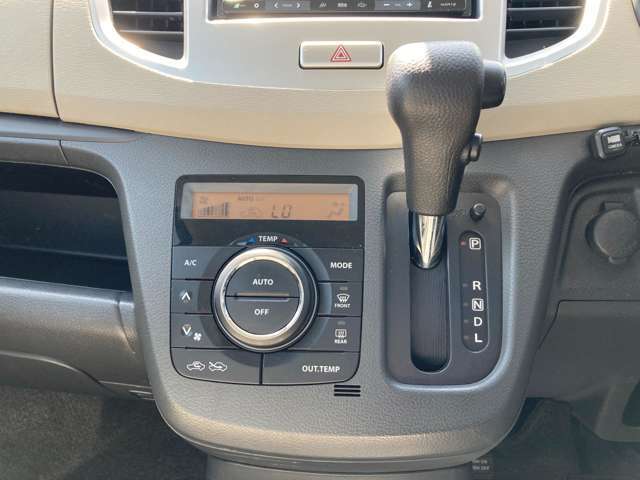 〈オートエアコン〉車内の温度を自動調整してくれる機能です★〈シフトレバー〉シフト部分は常に触る部分なのでしっかりチェックしておきたいですね♪