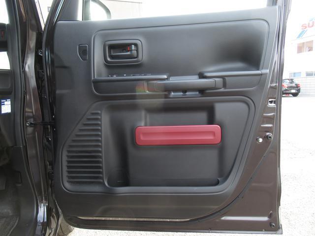 ドアポケットにも収納があります☆車内のゴミ袋として使用するビニール袋をしまっている方もいらっしゃいます☆ドリンクホルダーもあります☆