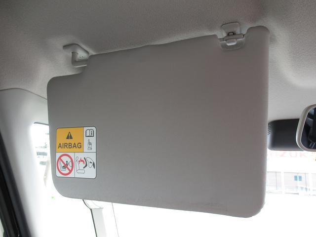 運転席のサンバイザーにはミラーが付いています☆