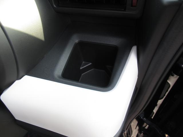 運転席のドリンクホルダーです☆紙パックも入ります☆掃除もしやすい形です☆