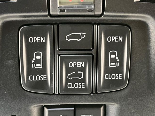 【両側パワースライドドア】スマートキーや運転席のスイッチで後席両側スライドドアの開閉が可能♪電動だから力を入れてドアを開ける必要が無く、小さなお子様でも簡単に開け閉めでき快適です♪